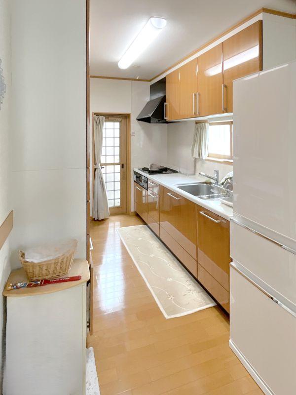 勝手口がありゴミ出しや換気が可能です。