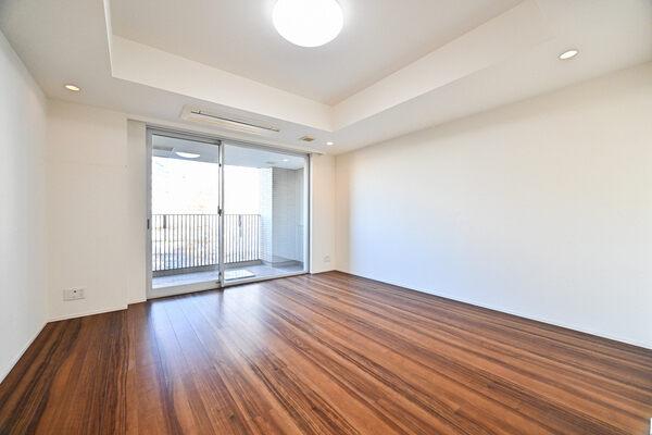 LDと洋室は天井埋め込み型エアコン付きで、快適に過ごせます。バルコニーに面しており、出入りが可能。