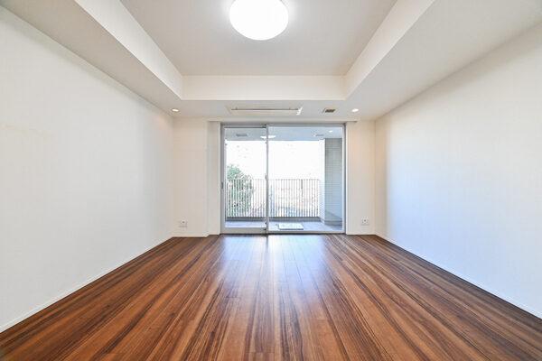 リビングには床暖房が備え付けられています。温風が出ないため空気が乾燥しにくく、快適に過ごせます。