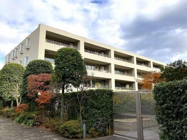 三菱地所分譲、地上4階地下1階建の低層マンション。JR中央線「吉祥寺」駅まで徒歩9分の立地です。