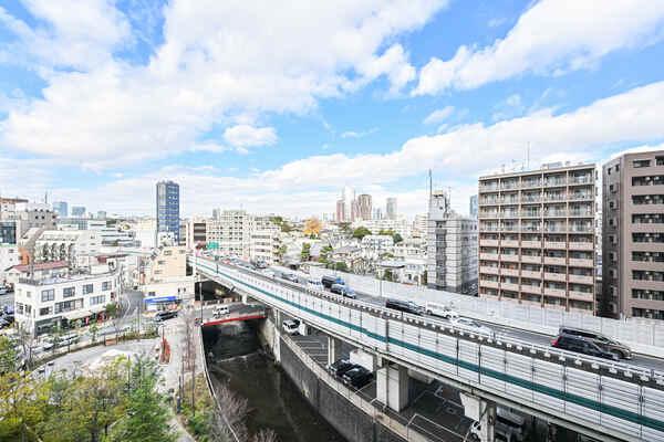 東京メトロ南北線・都営三田線「白金高輪」駅徒歩3分他、交通アクセス良好な立地。通勤・通学に便利です。