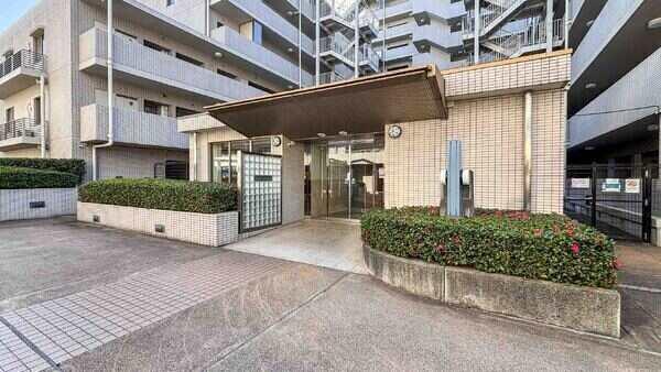 京王井の頭線「高井戸」駅徒歩7分。10階建6階部分。オートロック・宅配ボックスが備わっています。