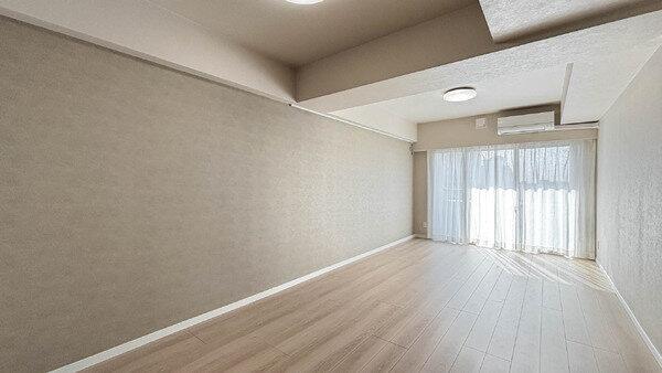 約16.5帖のLDK。陽当り・通風・眺望良好な南向きバルコニーに面します。全居室フローリング仕様。