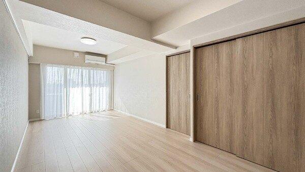 アクセントクロスが施されたLD。床暖房が2面設けられており、寒い季節も足元から温まれます。