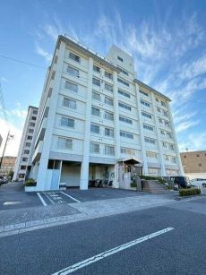 西武新宿線「新井薬師前」駅、「沼袋」駅まで徒歩8分。徒歩圏内に学校やスーパーが揃う、便利な立地です。