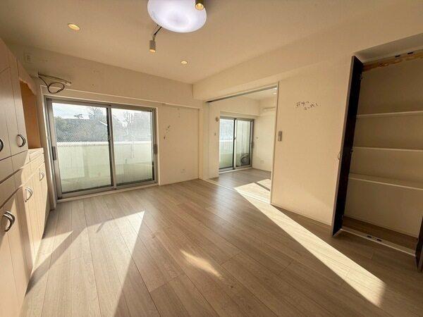 リフォーム前のLDK写真(※東側の収納は撤去予定)。約14.6帖のLDKは南向きにつき、陽当り良好。