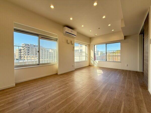 約10.5帖の広々とした洋室。2面採光設計につき、明るい室内です。エアコン付きで、快適に過ごせます。