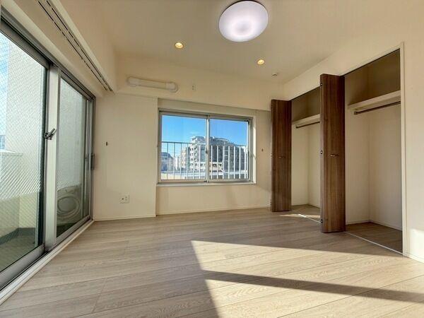 バルコニーに面した約5.2帖の洋室。LDKに隣接しているので、戸の開閉次第で様々なシーンで活用可能。