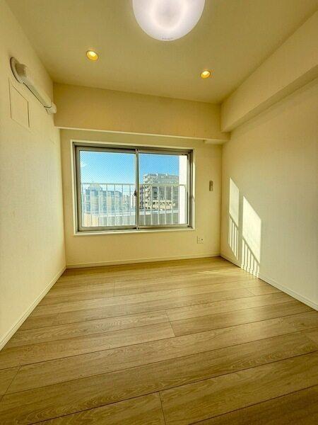 約4帖の洋室です。洋室2部屋がLDKに隣接し、ご家族とのコミュニケーションが取りやすい間取りです。