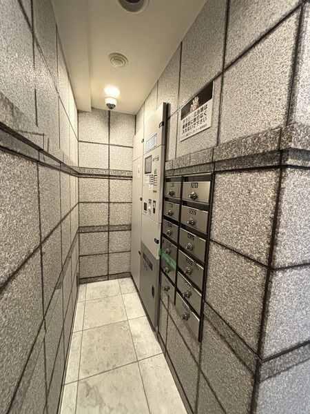 宅配ボックスがあり、不在時も荷物の受取が可能。忙しい毎日の暮らしを快適にする、便利な共用設備です。