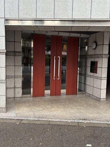 エントランス部分は屋根付きのため、天候が悪い日でも雨に濡れることなく落ち着いて出入りができます。