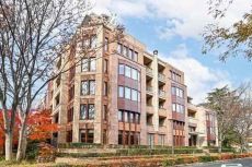 京王井の頭線「浜田山」駅徒歩5分。6階建1階部分につき、階下への生活音を気にせずに暮らせます。