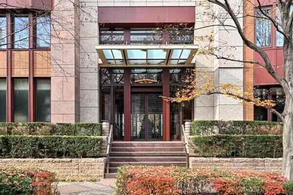 重厚感がありホテルライクなエントランス。防犯面に配慮されたダブルオートロックのマンションです。