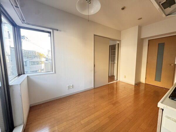 洋室とは引き戸で仕切られているためデッドスペースが少なく、家具の配置がしやすくなっています。