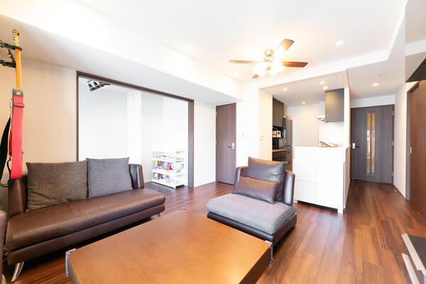 約1.3帖の納戸がリビングダイニング部分にある効率的な収納動線。急な来客時も安心です。