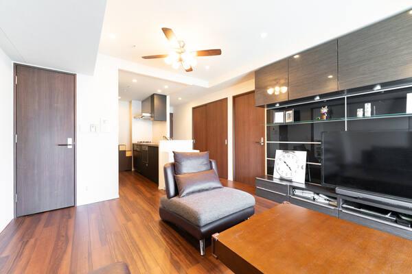 キッチンからリビングの様子を見守ることができる間取りにつき、小さなお子様やペットがいても安心です。