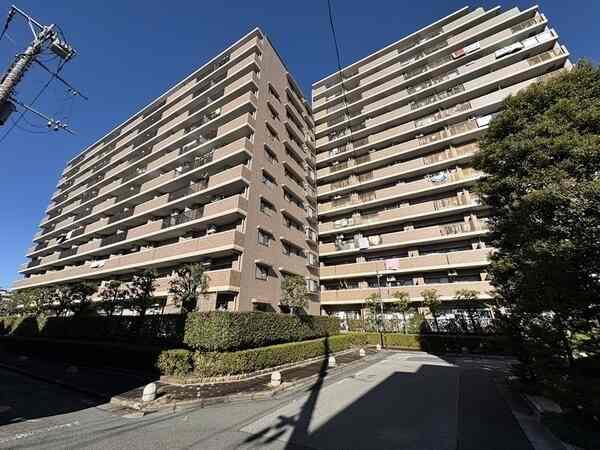 東武伊勢崎線「五反野」駅徒歩5分。小学校やスーパー、ドラッグストアなどが徒歩圏内に揃う住環境です。