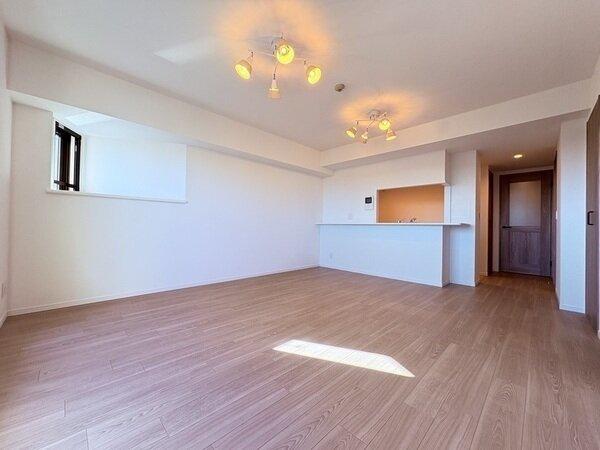 対面式キッチンのため、家事をしながらLDを見渡せます。料理の配膳などがしやすいカウンター付きです。