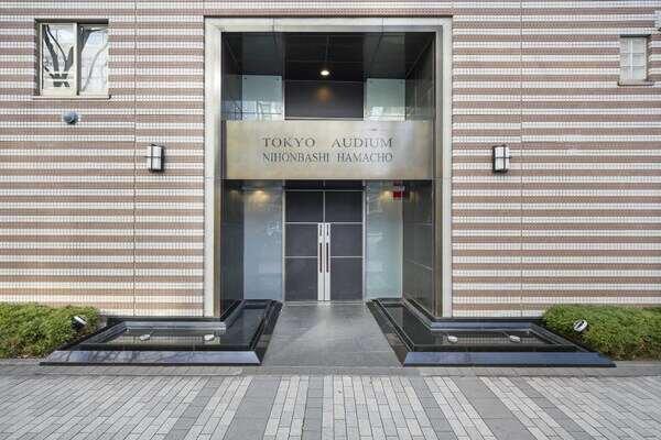 重厚感のある落ち着いたメインエントランス