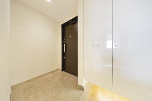 大型シューズ収納付きの広々とした玄関