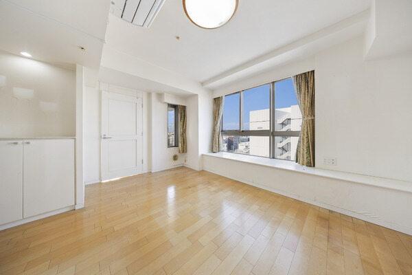 大きな窓面がある明るいリビングダイニングキッチン