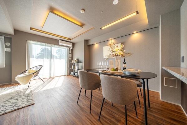 床暖房設置しております(リビング・ダイニング部分)。※家具・調度品は販売対象に含まれません。