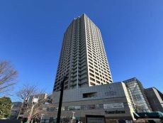 西武池袋線「石神井公園」駅徒歩2分の立地です。