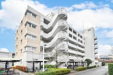 RC造地上6階建1階部分。南東向き・角住戸。西武池袋線「大泉学園」駅まで徒歩13分の立地です。