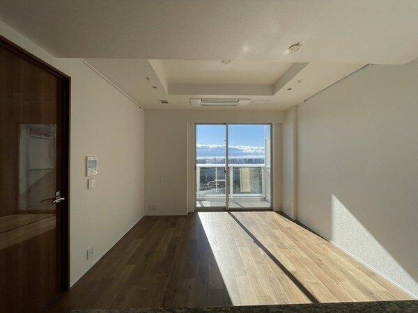 キッチンからの眺め対面式キッチンにつき、42階からの景色を楽しみながらお料理いただけます