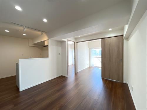 ＬＤＫ約１０．５帖（奥は洋室約３．５帖）