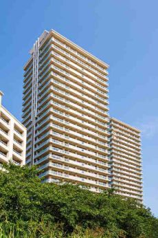 東急多摩川線「下丸子」駅徒歩10分。スーパー堤防(高規格堤防)上に位置し、防災面に配慮された設計。