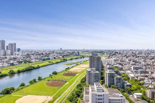 住戸からの眺望。季節の移ろいを感じられる多摩川沿い。緑豊かで、自然を身近に感じられる立地です。