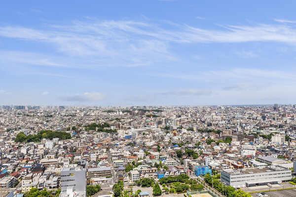 バルコニーからは都会的な街並みが楽しめます。視界を遮るものがなく、晴れた日には青空も望めます。