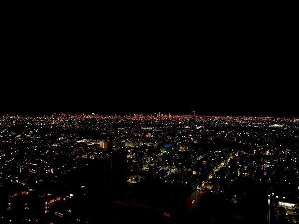 夜になると煌めく夜景を一望でき、時間とともに表情を変える景色を日々の暮らしの中で楽しめます。
