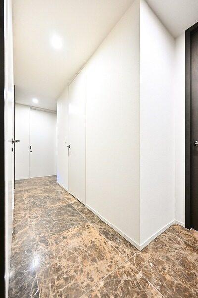 廊下部分約1.3帖の収納など、豊富な収納が魅力の住まいです。