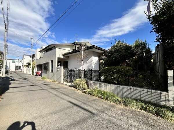 南西側からの外観の様子です。