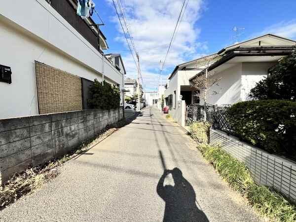 南西側からの前面道路の様子です。