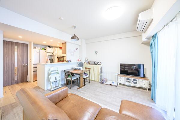 温水を循環させ足元から室内を暖めるため、ハウスダストの舞い上がりなく清潔で快適なガス温水式床暖房あり