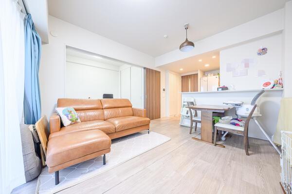 無駄な梁がないため家具のレイアウトがし易く、プロジェクター投影も可能なリビング（約10.7帖）