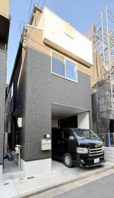 2023年8月築の木造3階建戸建。カースペース1台分有り(車種による)。南側前面道路幅員は約4m。