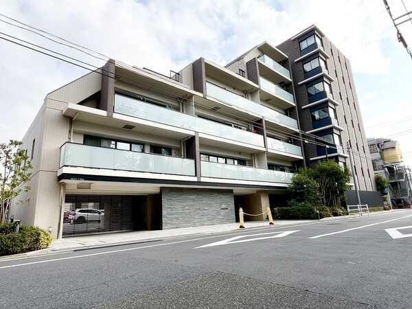 東急多摩川線「武蔵新田」駅徒歩5分。複数路線が利用可能で、通勤や通学に便利なロケーションです。