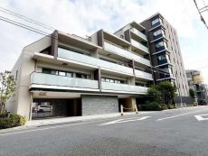 東急多摩川線「武蔵新田」駅徒歩5分。複数路線が利用可能で、通勤や通学に便利なロケーションです。