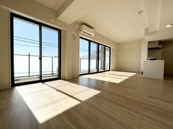 ご家族が集うLDKは、心地良い光が差し込む南向き。掃き出し窓からバルコニーに出入りが可能です。