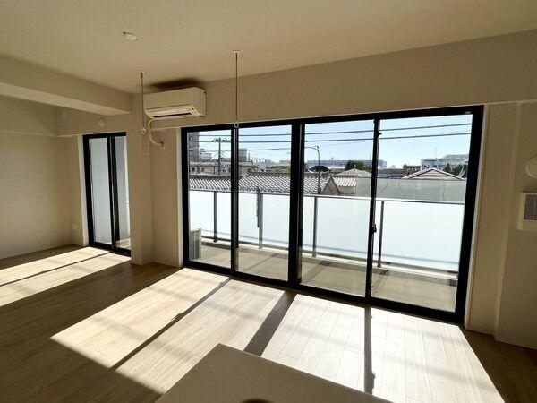 バルコニーへの開口が広く、開放的なLD。LD内に収納が設けられており、すっきり片付きます。