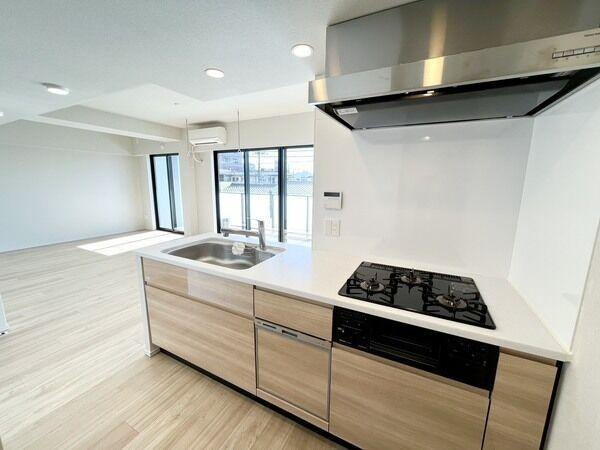 ご家族とお話しをしながらお料理ができる対面式キッチンです。家事の時短が叶う食器洗乾燥機付き。