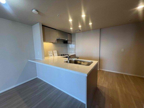 使い勝手のいいL字型のキッチンとなっております。