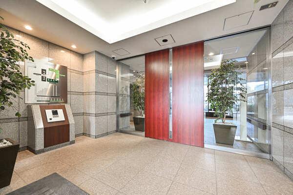 ご家族やゲストを迎え入れる上品な雰囲気のエントランス。屋根付きなので、雨天でも濡れずに出入り可能。