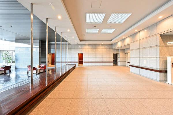 管理会社による日勤管理が行われ、手入れの行き届いたロビーです。ペット飼育可です(飼育細則有り)。