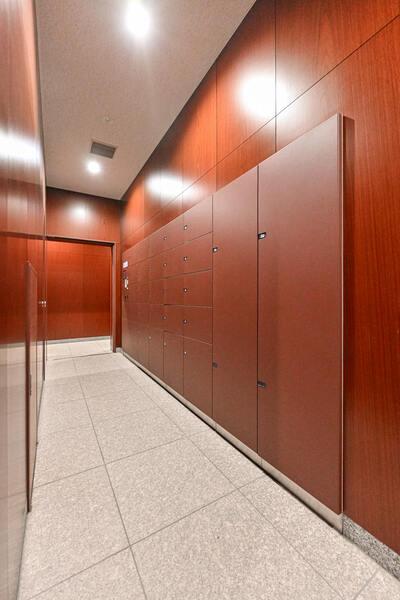 共用部には、不在時に荷物を受け取れる宅配ボックスが設置されています。再配達の依頼の負担が軽減します。