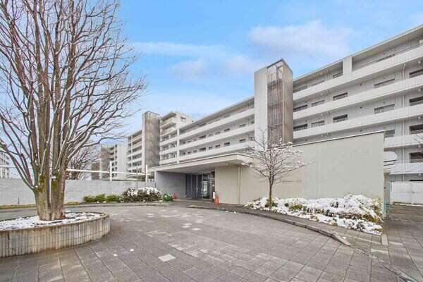 エントランス前には車寄せがあります。